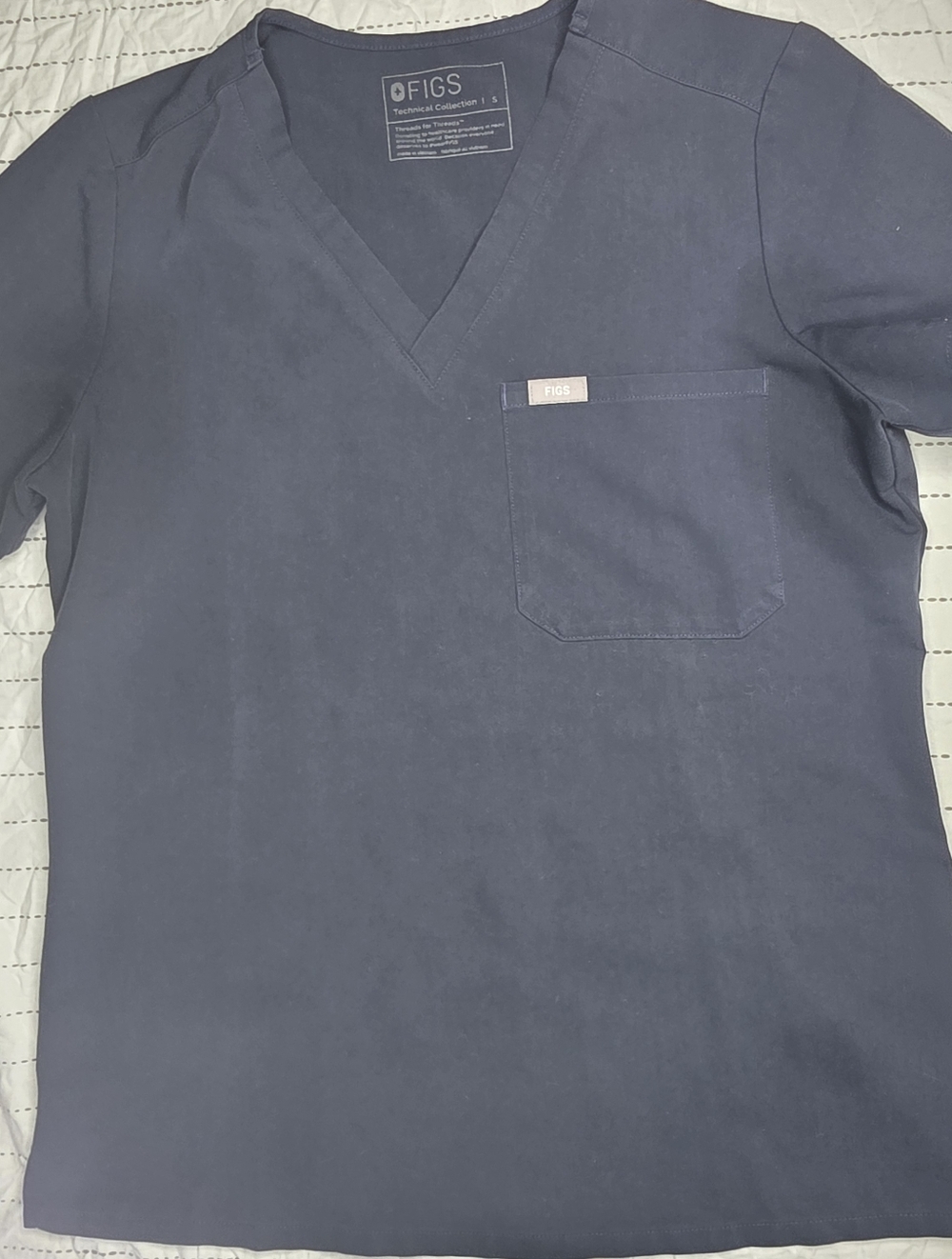 FIGS Technical Collection | Casma Three-Pocket Scrub Top | Graphite